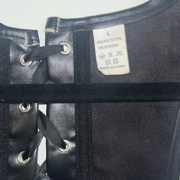 Black sexy corset 🖤 - Picture 2 of 3